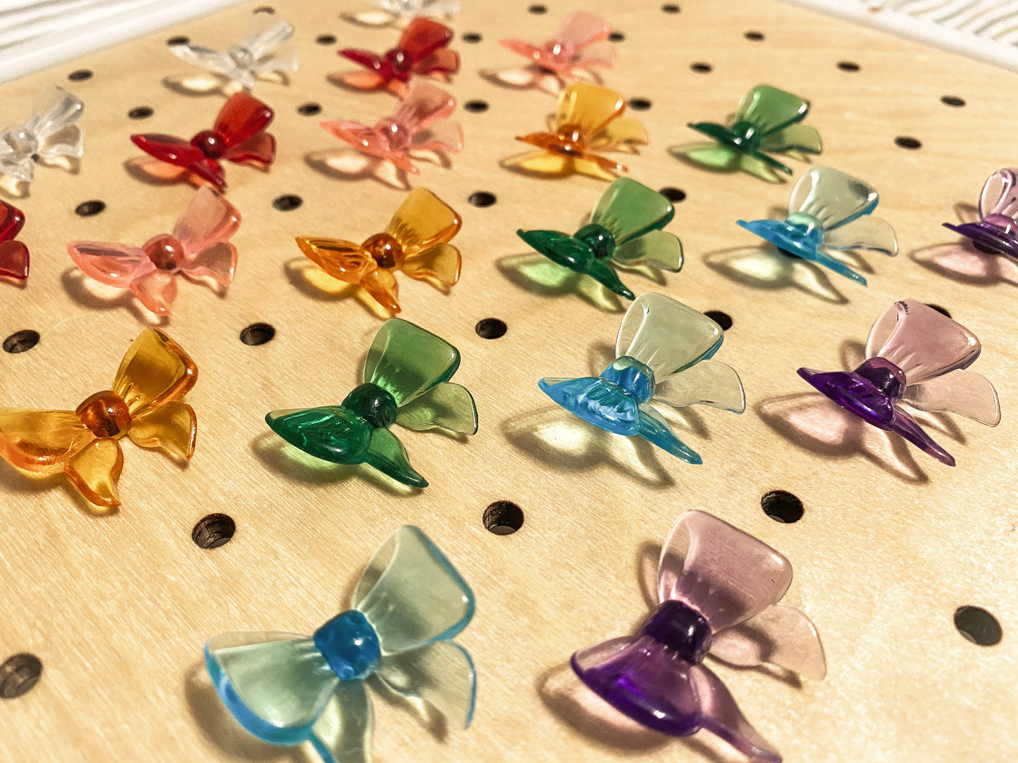 Bow Acrylic Pegs (25 Count)